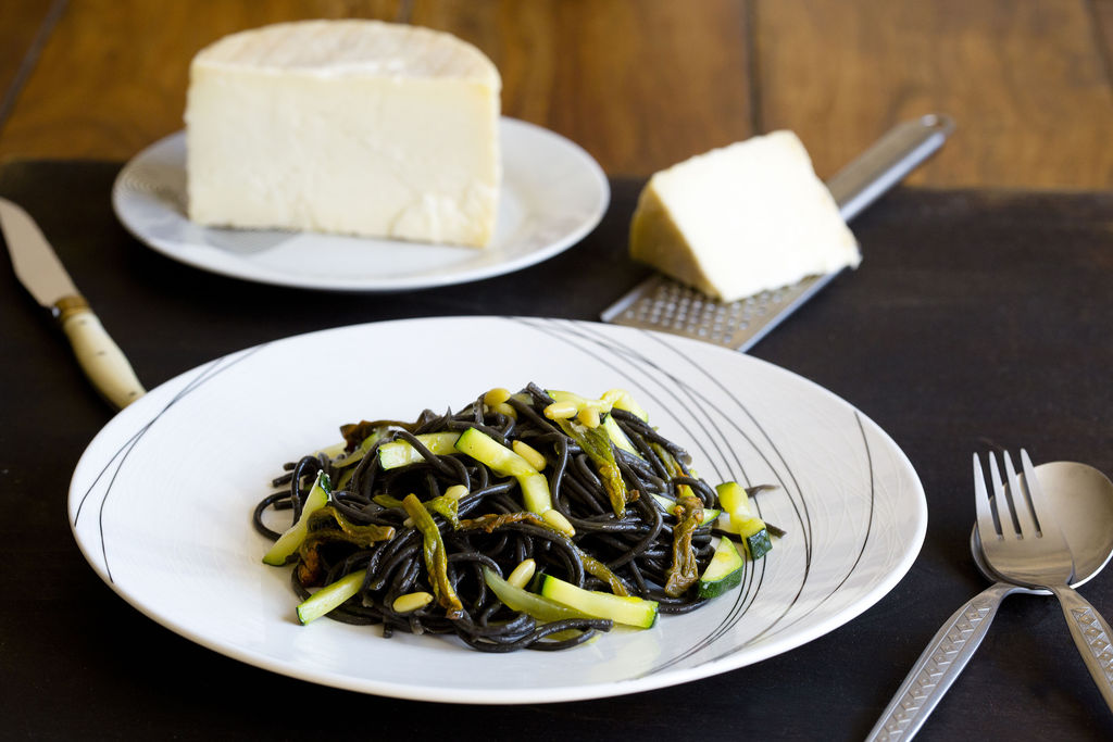 Espaguetis negros con flores de calabacín y queso Payoyo 1