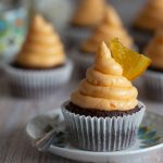 Cupcakes-de-chocolate-y-naranja-con-buttercream-de-merengue-suizo1-1
