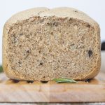 Pan semi integral con aceitunas negras y romero fresco 6