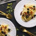 Espaguetis con ajo, guindilla, tomates secos y piñones 2