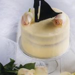 Tarta de boda de plátano rellena de frósting de queso y crema de galletas Lotus 2