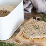 Pan semi integral con aceitunas negras y romero fresco 8